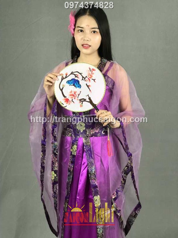 Trang phục chị Hằng nga kèm phụ kiện hoa cài tóc xinh xắn tại công ty Sài Gòn Light