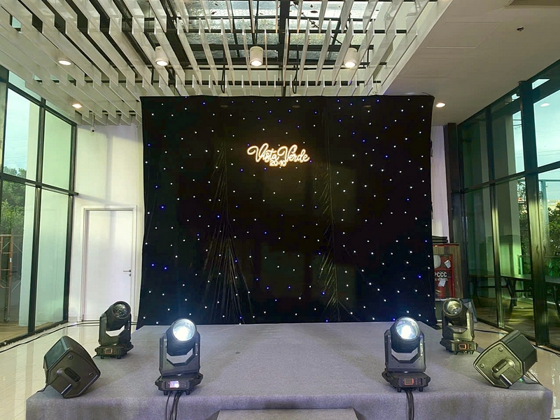 Hệ thống thiết bị sân khấu được bố trí để phục vụ chương trình biểu diễn acoustic sai-gon-light-event-san-khau-am-thanh-anh-sang-03.jpg