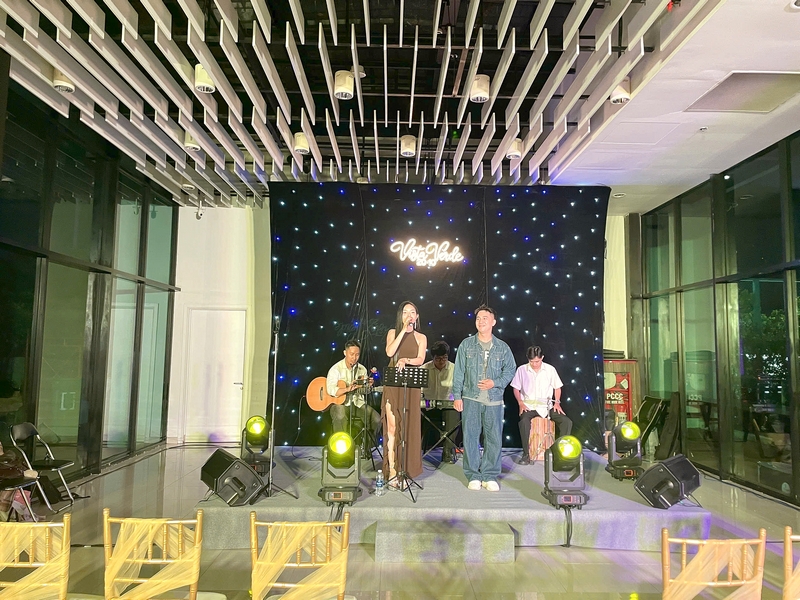 Không gian chương trình acoustic tại Vista Verde với hệ thống thiết bị do Sài Gòn Light Event đồng hành triển khai sai-gon-light-event-thiet-bi-dem-nhac-vista-verde-14.jpg