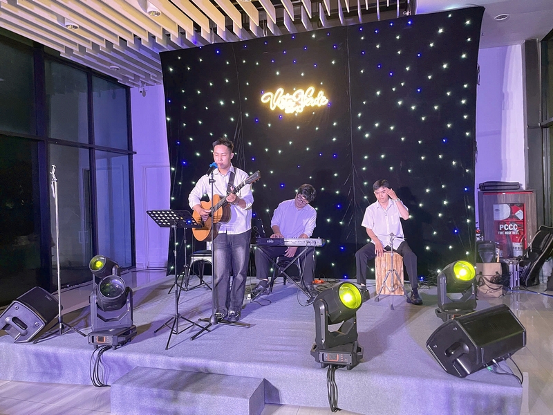 Hệ thống âm thanh phục vụ guitar, keyboard và cajón tại sự kiện 20/10 Vista Verde sai-gon-light-event-am-thanh-acoustic-vista-verde-04.jpg