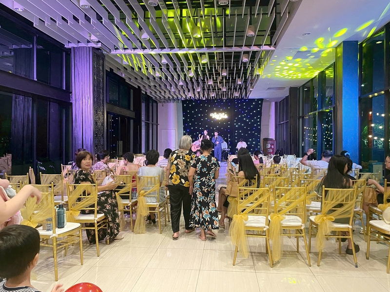 Không gian sự kiện Vista Verde sau khi hoàn thiện các hạng mục sân khấu và ghế khách mời sai-gon-light-event-thiet-bi-su-kien-vista-verde-01.jpg