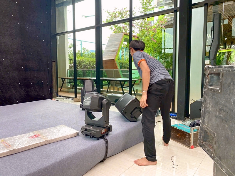 Công tác chuẩn bị và kiểm tra thiết bị tại hiện trường sai-gon-light-event-nhan-su-setup-thiet-bi-10.jpg