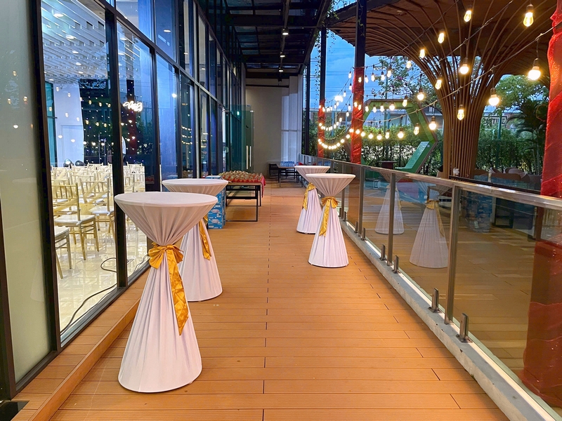 Bàn cocktail phủ khăn trắng được bố trí tại lối đi bên ngoài khu vực biểu diễn sai-gon-light-event-ban-cocktail-vista-verde-13.jpg