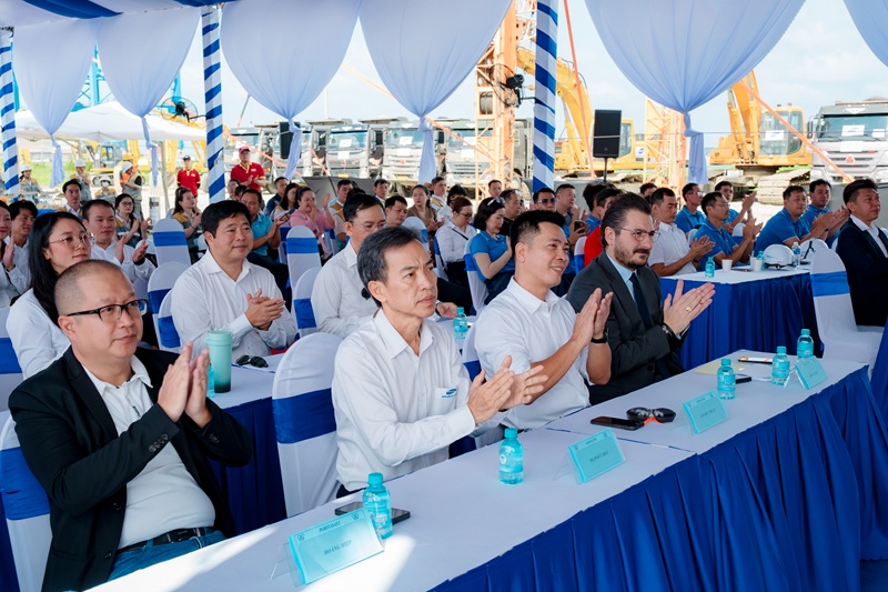 Bàn ghế đại biểu được sắp xếp chỉn chu, tạo không gian theo dõi chương trình thuận tiện 10-dai-bieu-tham-du-le-khoi-cong-cang-cai-mep-gemadept.jpg