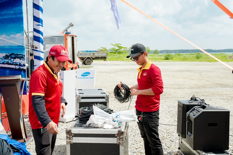 Hậu trường setup cho thấy quá trình chuẩn bị thiết bị, kiểm tra mặt bằng và hoàn thiện không gian sự kiện 16-nhan-su-thi-cong-le-khoi-cong-cang-cai-mep.jpg
