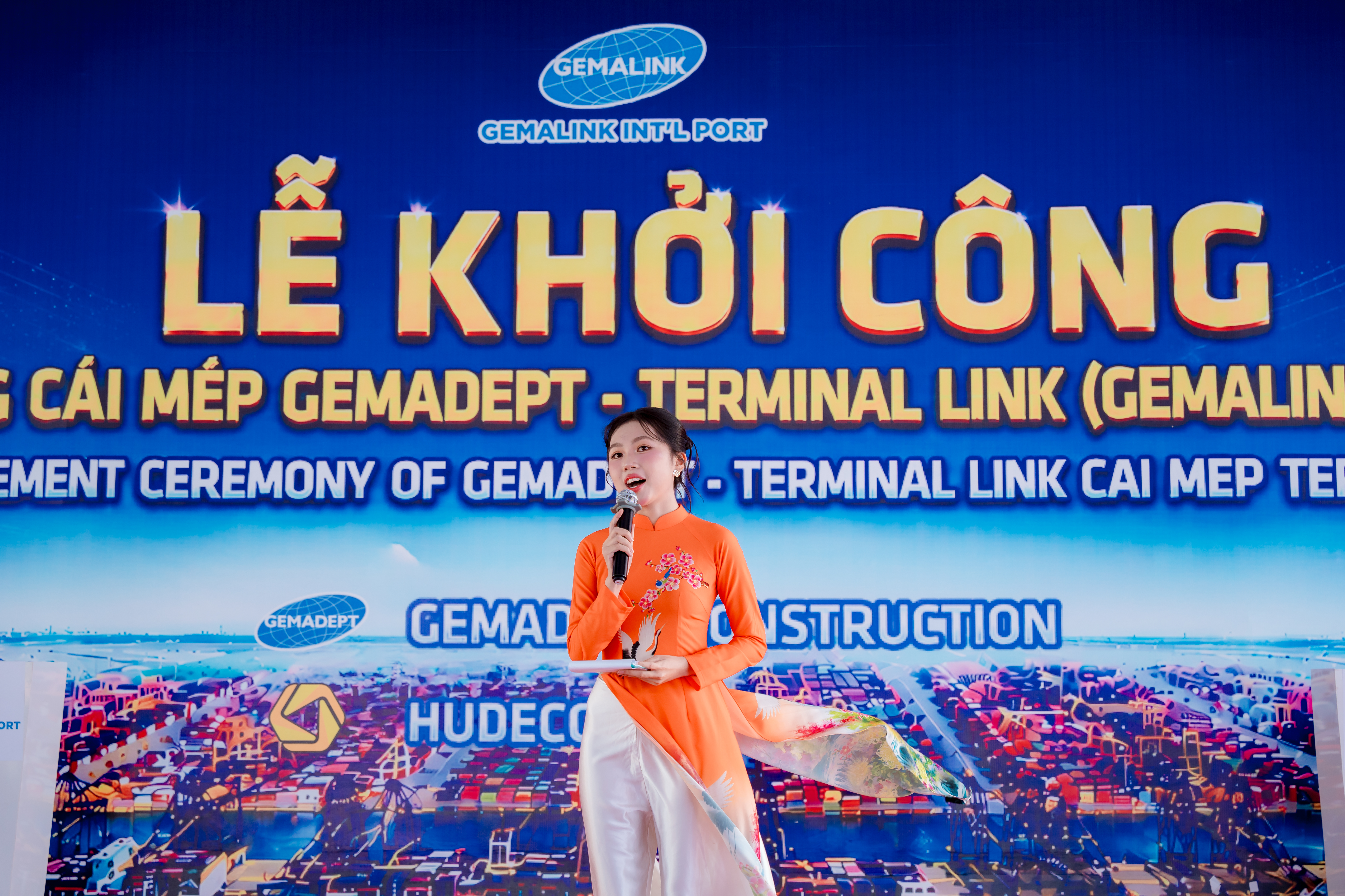 MC dẫn dắt chương trình, kết nối phần phát biểu, nghi thức và các hoạt động chính trong sự kiện mc-dan-chuong-trinh-su-kien-doanh-nghiep-19.jpg