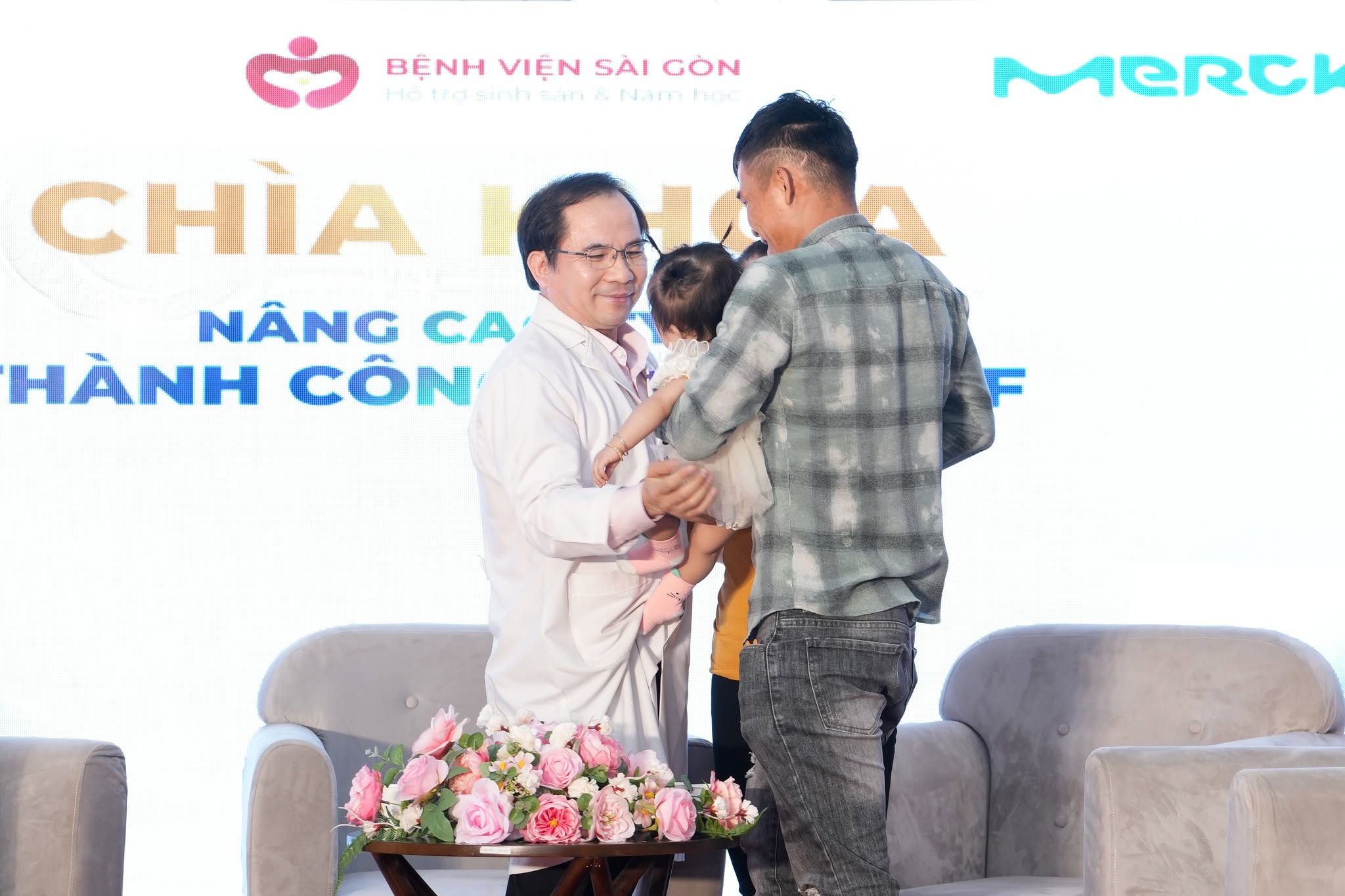 Hệ thống âm thanh ánh sáng hỗ trợ phần chia sẻ và giao lưu trong tọa đàm am-thanh-anh-sang-toa-dam-benh-vien-sai-gon-05.jpg