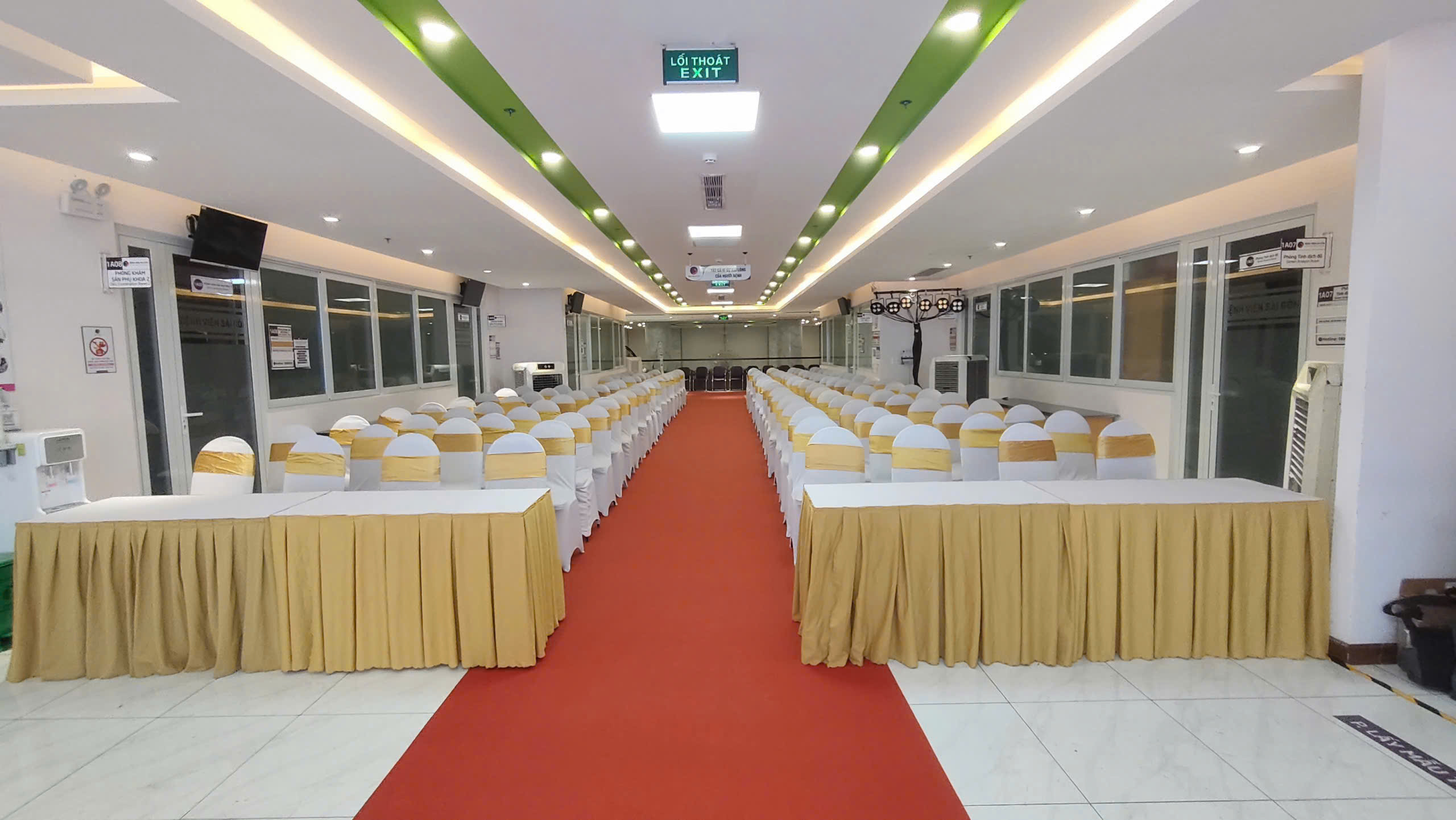 Bàn phủ khăn và áo ghế giúp không gian tọa đàm nhìn chỉn chu hơn ao-ghe-no-vang-toa-dam-y-khoa-benh-vien-sai-gon-13.jpg