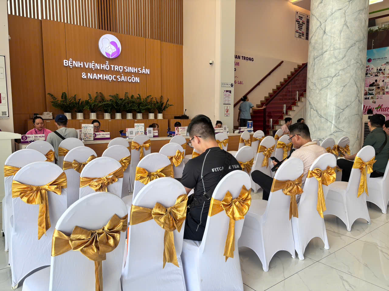 Thảm đỏ, áo ghế trắng nơ vàng và bàn phủ khăn tạo sự đồng bộ cho không gian tọa đàm cung-cap-thiet-bi-su-kien-tphcm-sai-gon-light-event-19.jpg