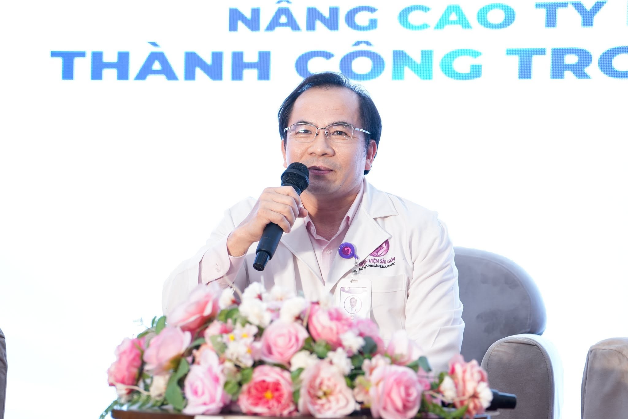 Hệ thống đèn sự kiện được bố trí phù hợp với không gian tọa đàm trong nhà sai-gon-light-event-hoang-quan-event-solutions-benh-vien-sai-gon-15_6.jpg