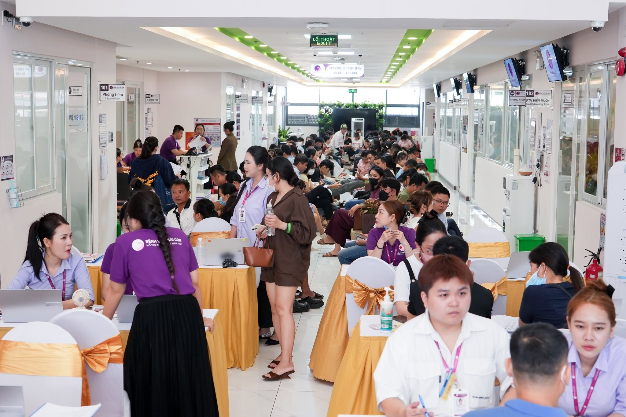 Không gian trong nhà được bố trí gọn gàng cho chương trình tọa đàm y khoa thiet-bi-toa-dam-y-khoa-sai-gon-light-event-17.jpg