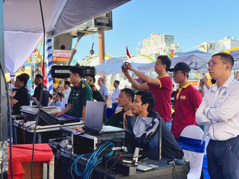 doi-ngu-ky-thuat-sai-gon-light-event.jpg