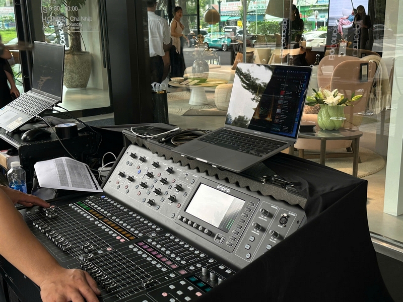 Bàn điều khiển âm thanh giữ vai trò quan trọng trong việc kiểm soát micro, nhạc nền và tín hiệu chương trình ban-dieu-khien-am-thanh-boconcept-13.jpg