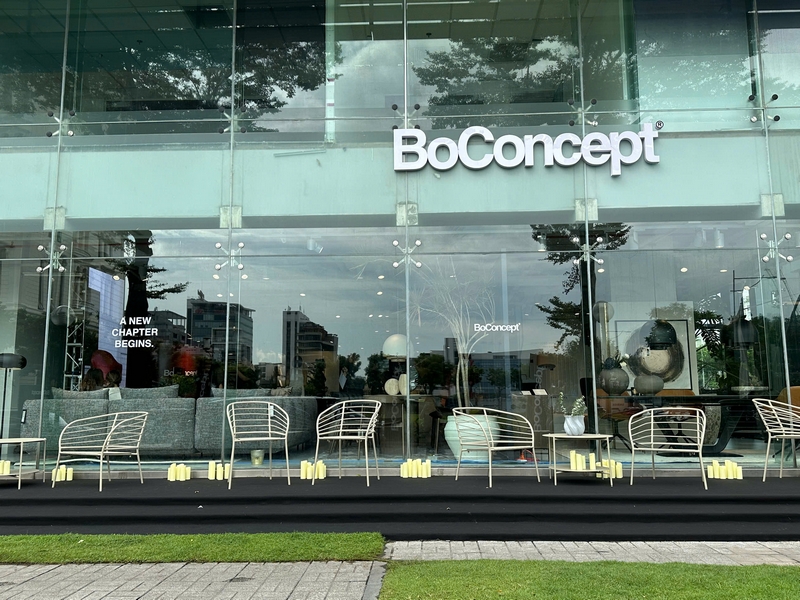Mặt tiền showroom BoConcept là điểm chạm đầu tiên giúp khách mời cảm nhận sự chỉn chu của chương trình mat-tien-showroom-boconcept-khai-truong-06.jpg