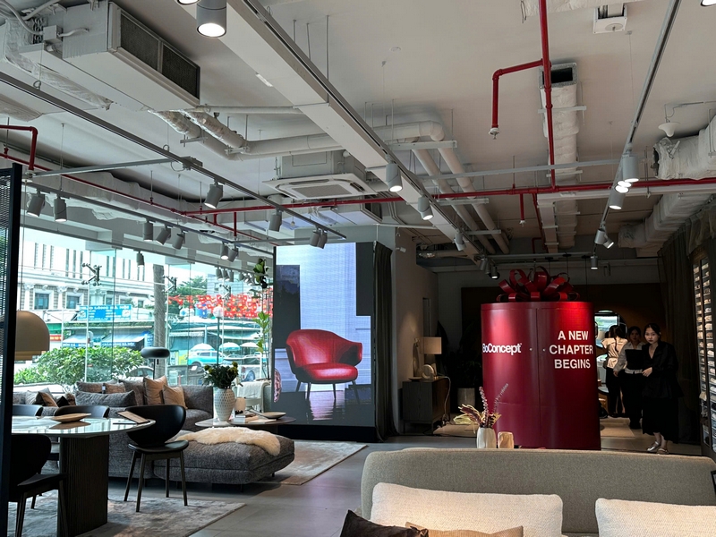 Không gian khai trương showroom cao cấp cần giữ được tinh thần thương hiệu thay vì bị lấn át bởi quá nhiều hạng mục sự kiện khai-truong-showroom-cao-cap-boconcept-01.jpg