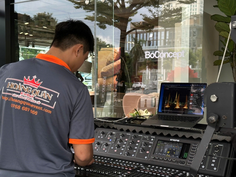 Kỹ thuật âm thanh trực hiện trường giúp chương trình vận hành ổn định trong không gian showroom ky-thuat-am-thanh-boconcept-showroom-14.jpg