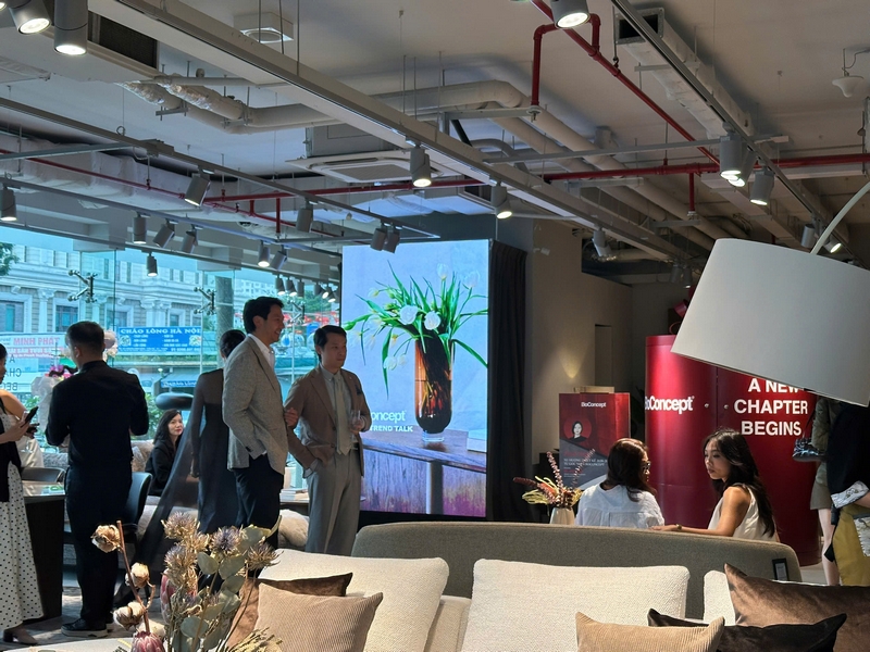 Không gian nội thất trong showroom cần được tôn lên thay vì bị che khuất bởi quá nhiều thiết bị sự kiện khong-gian-noi-that-boconcept-khai-truong-04.jpg