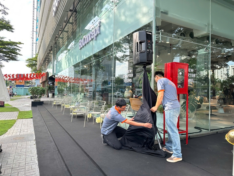 Thiết bị ngoài showroom cần được setup gọn để vừa phục vụ chương trình vừa giữ thẩm mỹ mặt tiền setup-thiet-bi-ngoai-showroom-boconcept-16.jpg