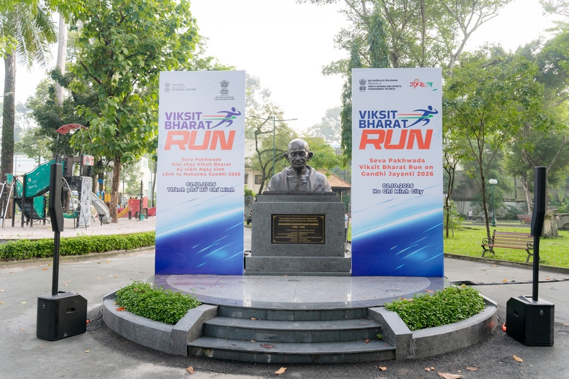 Khu vực trung tâm được bố trí bảng nhận diện chương trình và hệ thống âm thanh. khong-gian-su-kien-viksit-bharat-run-2026.jpg