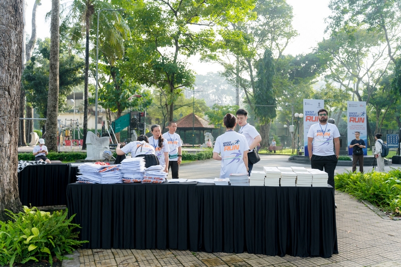 Bàn đón tiếp được sắp xếp trước giờ diễn ra hoạt động chính. ban-don-tiep-su-kien-chay-bo-viksit-bharat.jpg