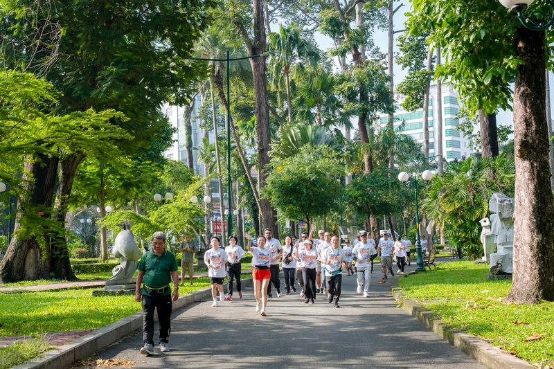 Các thành viên cùng tận hưởng hoạt động thể thao trong không gian thoáng đãng. nguoi-tham-gia-chay-bo-viksit-bharat-run.jpg