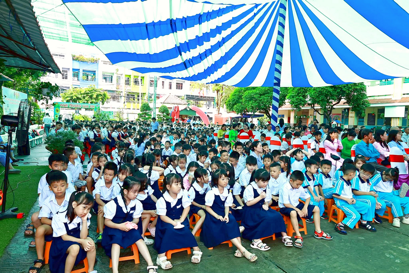 khach-moi-le-khoi-cong-truong-hoc-binh-thoi.jpg