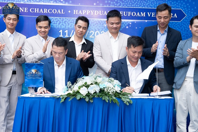 Không gian lễ ký kết cần thể hiện sự tin cậy, chuyên nghiệp và đúng tinh thần hợp tác giữa hai thương hiệu khong-gian-le-ky-ket-thuong-hieu-nem-kim-cuong-03.jpg