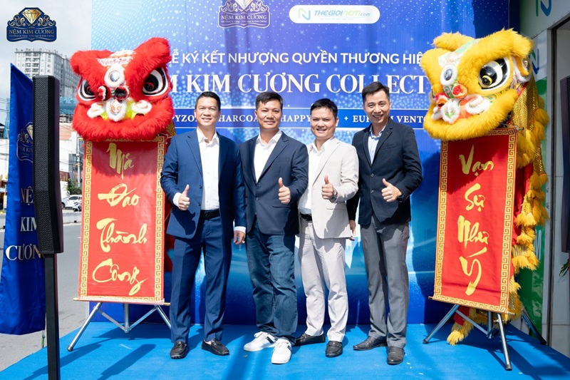 Sân khấu là khu vực trung tâm cho phần phát biểu, ký kết và ghi hình truyền thông san-khau-le-ky-ket-nem-kim-cuong-the-gioi-nem-04.jpg