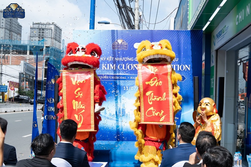 Sài Gòn Light Event đồng hành tạo nên không gian sự kiện trang trọng cho cột mốc hợp tác thương hiệu sai-gon-light-event-dong-hanh-le-ky-ket-nem-kim-cuong-02.jpg