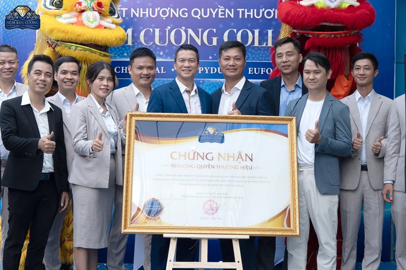 Khoảnh khắc chụp hình lưu niệm sau lễ ký kết tạo tư liệu truyền thông quan trọng cho doanh nghiệp chup-hinh-luu-niem-le-ky-ket-nem-kim-cuong-12.jpg