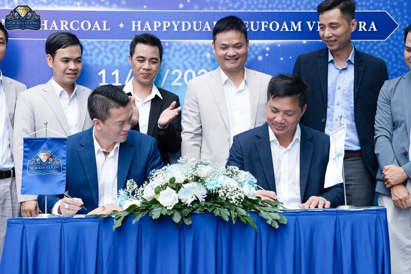 Bàn ký kết được bố trí trang trọng, phù hợp với nghi thức hợp tác giữa Nệm Kim Cương và Hệ thống Thế Giới Nệm ban-ky-ket-nem-kim-cuong-the-gioi-nem-06.jpg