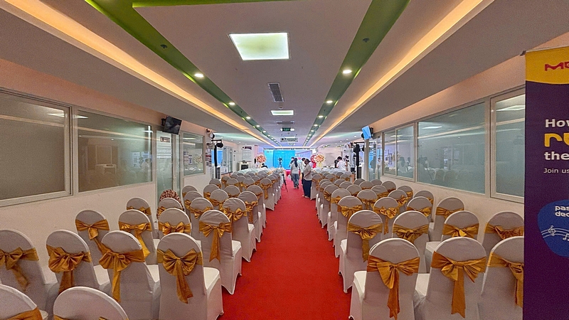 setup-ghe-khach-moi-hoi-truong-toa-dam.jpg