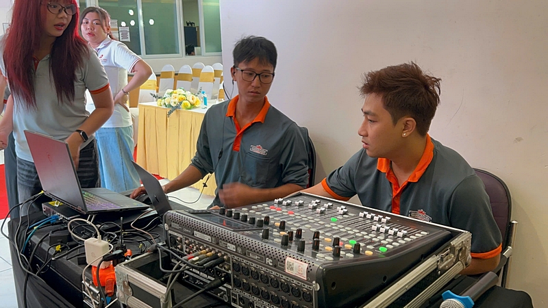 nhan-su-ky-thuat-van-hanh-mixer-su-kien.jpg