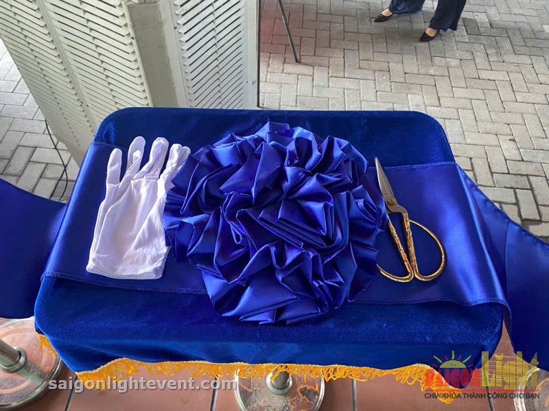 Bộ cắt băng màu xanh dương cao cấp cho lễ khai trương Bộ phụ kiện cắt băng màu xanh dương gồm khăn phủ bàn, kéo cắt băng, găng tay và hoa nơ trang trí dành cho sự kiện khai trương.