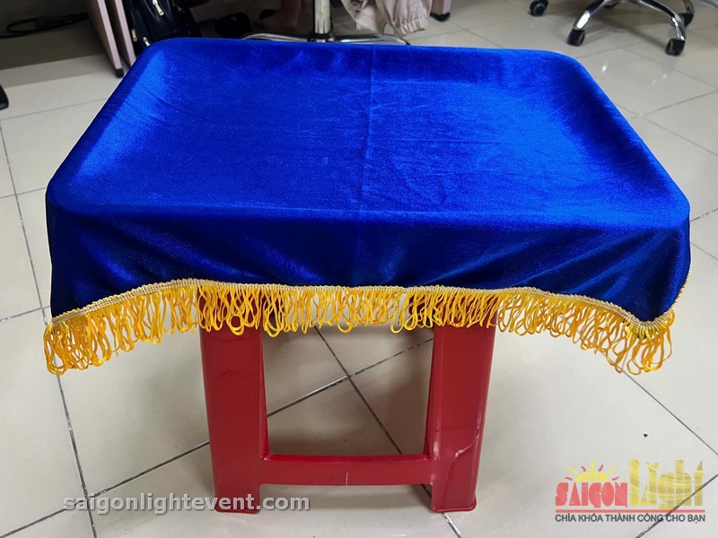 Khay inox phủ khăn xanh dương d&ugrave;ng để đặt k&eacute;o, găng tay v&agrave; phụ kiện trong nghi thức cắt băng khai trương chuy&ecirc;n nghiệp.