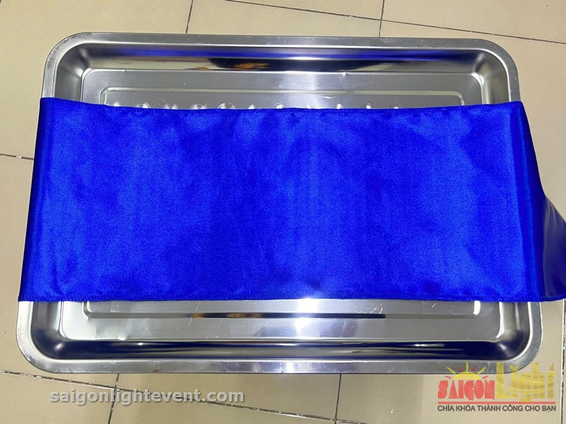 Khay nghi thức cắt băng màu xanh dương sự kiện khai trương Khay inox kết hợp khăn phủ xanh dương tạo điểm nhấn sang trọng cho khu vực nghi thức cắt băng khánh thành.