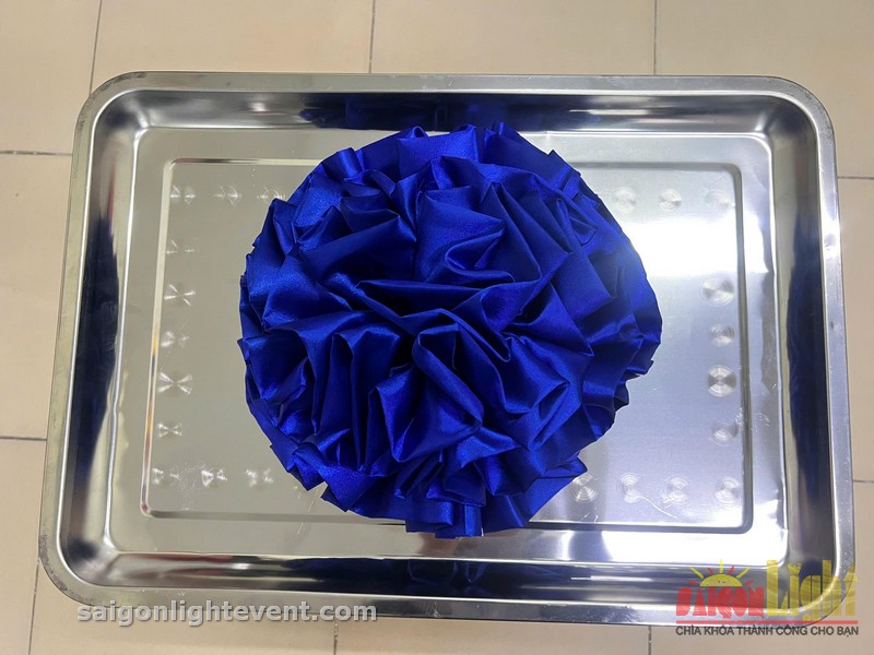 Hoa nơ vải m&agrave;u xanh dương k&iacute;ch thước lớn d&ugrave;ng để trang tr&iacute; b&agrave;n nghi thức v&agrave; tạo điểm nhấn trong lễ khai trương doanh nghiệp.