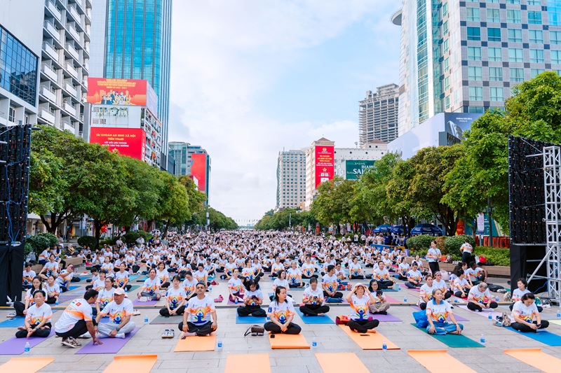 ngay-quoc-te-yoga-2026-pho-di-bo-nguyen-hue-hon-2000-nguoi-tham-du