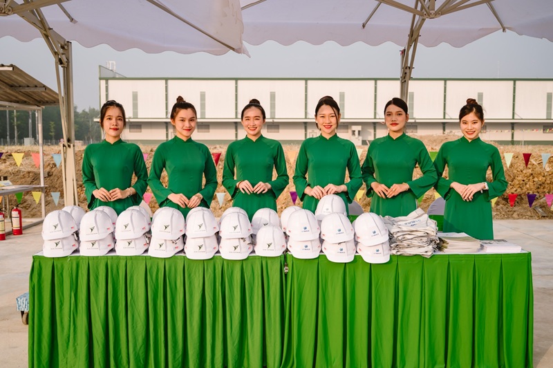 Đội ngũ lễ tân mặc áo dài xanh tại sự kiện lễ khởi công doanh nghiệp nhan-su-le-tan-su-kien-le-khoi-cong-doanh-nghiep