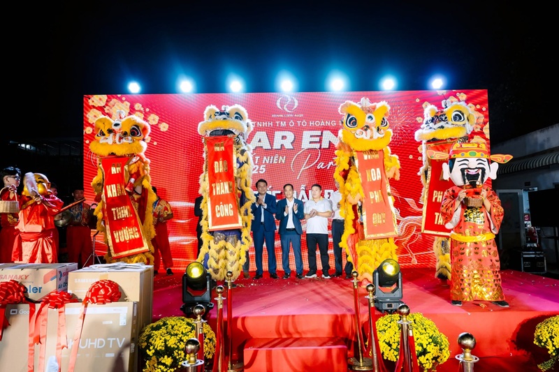 Year End Party Hoàng Long Auto do Sài Gòn Light Event triển khai sân khấu, nghi thức biểu diễn lân year-end-party-hoang-long-auto-do-sai-gon-light-event-trien-khai