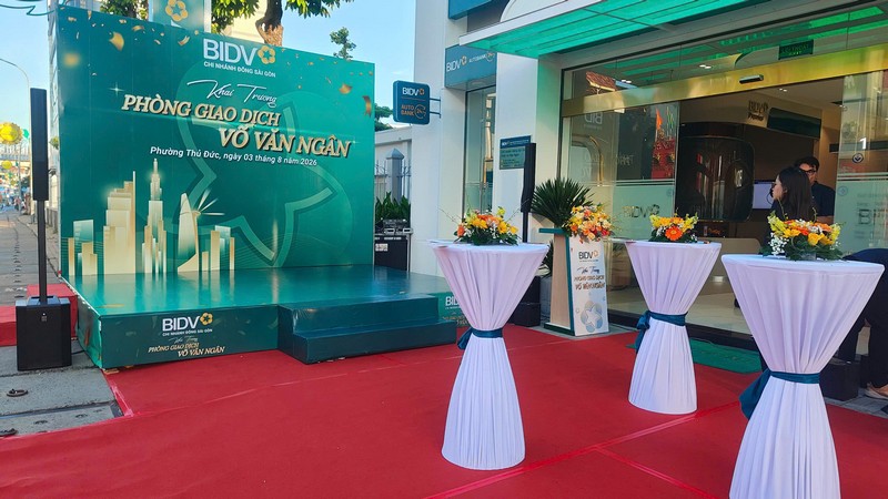 https://nhansusaigon.com/upload/minhthu/bidvvovanngan/khai-truong-phong-giao-dich-bidv-vo-van-ngan_5.jpg