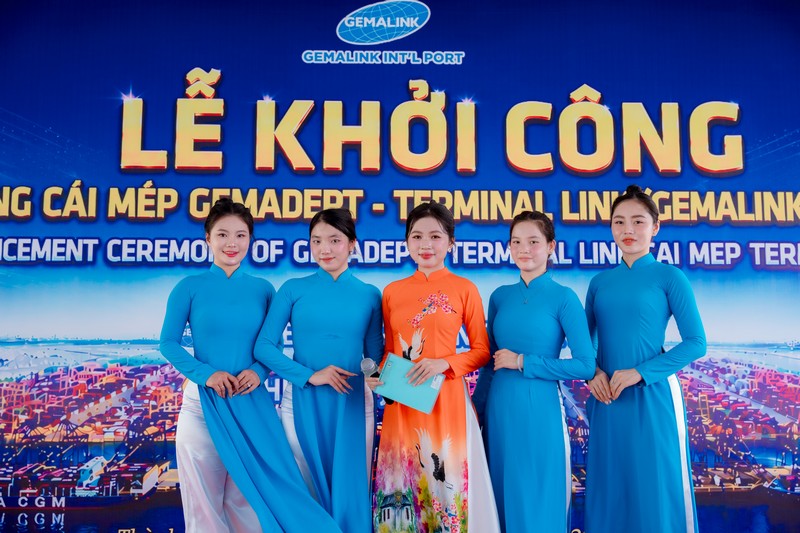 MC song ngữ và PG tiếp đón do Sài Gòn Light cung cấp doi-ngu-MC-PG-tai_le-khoi-cong