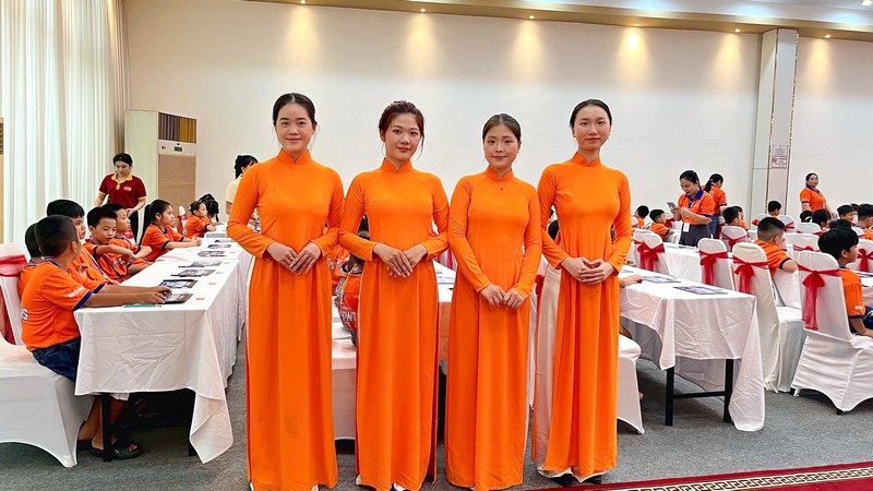 Đội ngũ PG lễ tân tiếp đón đại biểu và hỗ trợ điều phối cuocthitoanrainbows/cuoc-thi-toan-rainbows_15.jpg