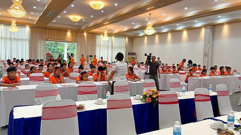 Hệ thống micro hỗ trợ ban tổ chức phổ biến thể lệ và truyền đạt hướng dẫn rõ ràng đến toàn bộ thí sinh. cuocthitoanrainbows/cuoc-thi-toan-rainbows_17.jpg