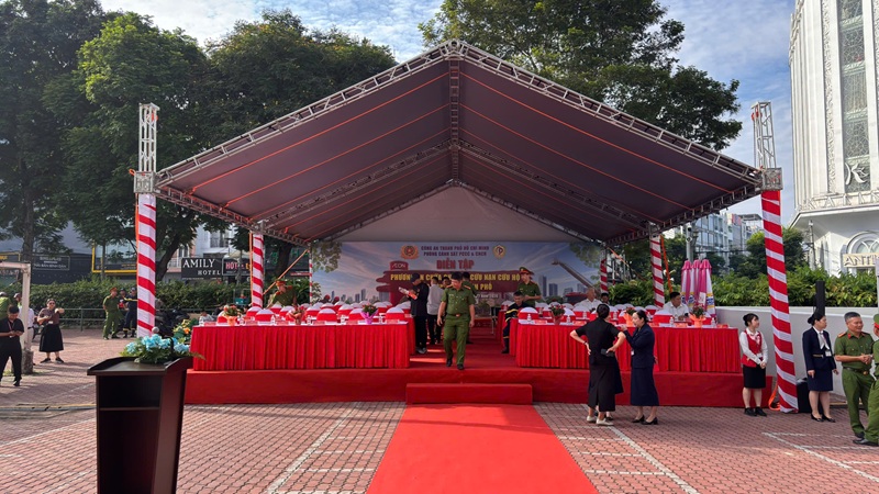 Diễn tập phương án chữa cháy và cứu nạn cứu hộ cấp Công an Thành phố dien-tap-phuong-an-chua-chay-va-cuu-nan-cuu-ho