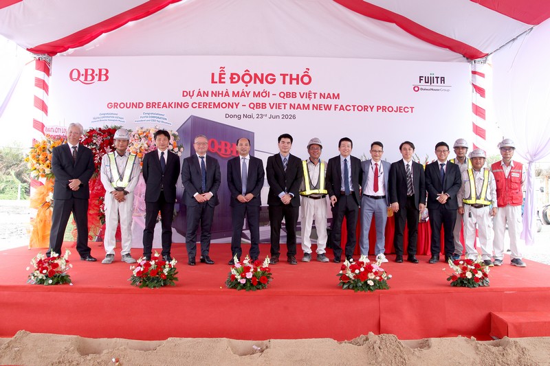 Đại diện doanh nghiệp và đội ngũ thi công QBB chup-hinh-luu-niem-dai-bieu-le-dong-tho-qbb