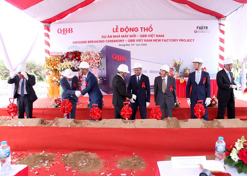 Đại biểu bắt tay sau nghi thức động thổ QBB dai-bieu-thuc-hien-nghi-thuc-dong-tho-qbb