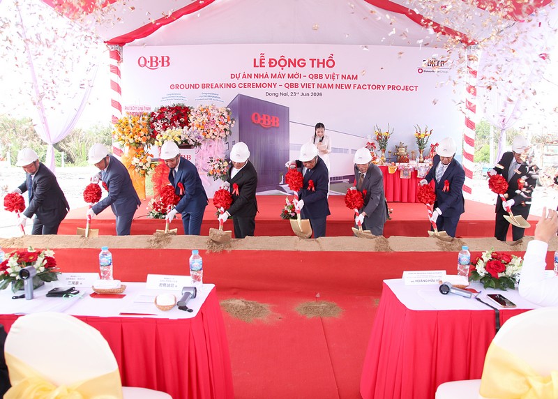 Nghi thức xúc cát lễ động thổ QBB Việt Nam dai-bieu-thuc-hien-nghi-thuc-dong-tho-qbb