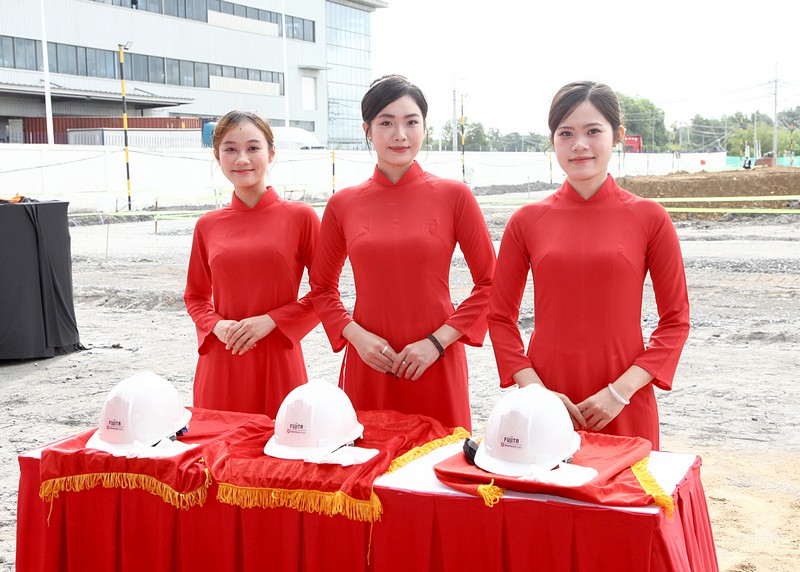 Đội ngũ PG áo dài đỏ hỗ trợ đón tiếp, che dù và phục vụ các nghi thức quan trọng trong chương trình. pg-ao-dai-ho-tro-nghi-thuc-le-dong-tho-qbb.