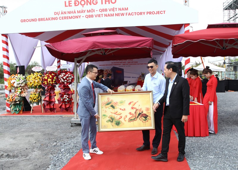 Trao tặng quà lưu niệm tại lễ động thổ QBB trao-tang-qua-luu-niem-tai-le-dong-tho-qbb